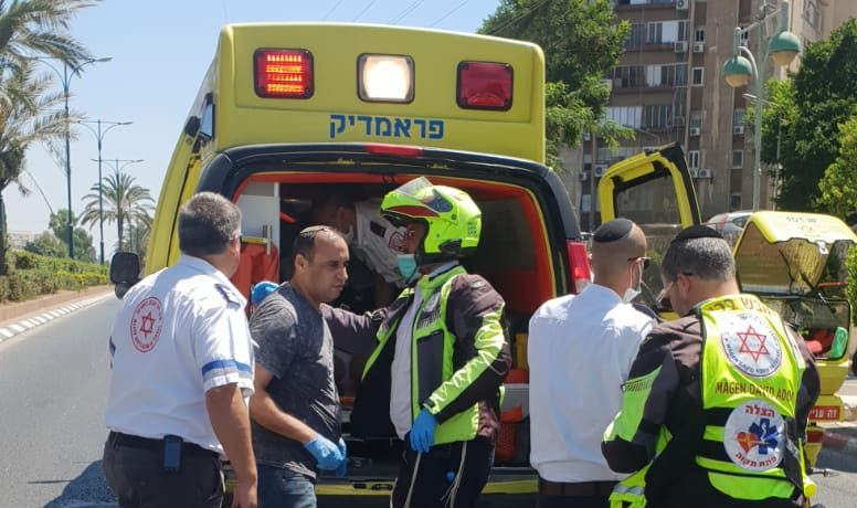 צילום: דוברות הצלה פתח תקווה פצוע אנוש בפיגוע דקירה בפתח תקווה – המחבל נעצר
