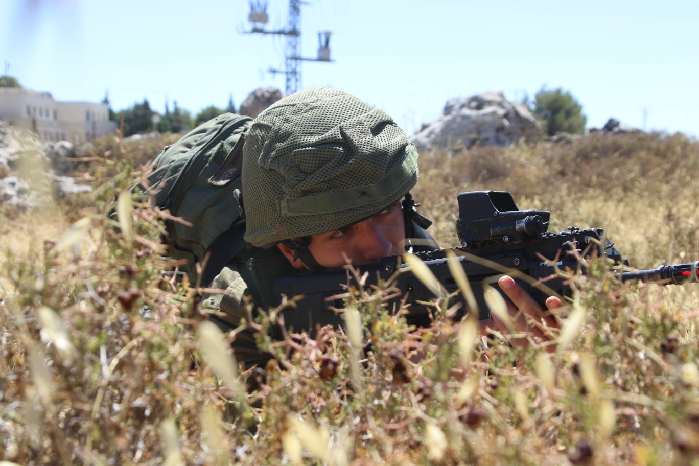 צילום: דו הגדוד שסיכל טרור בגוש עציון קיבל תעודת הערכה ממפקד אוגדת איו