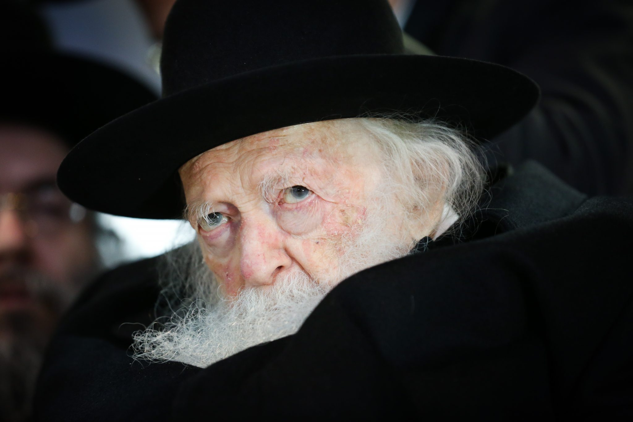 צילום: דוד כהן, פלאש 90 הרבנים קנייבסקי ואדלשטיין הנחו: להתפלל רק בחצרות, לא להתארח בסוכות