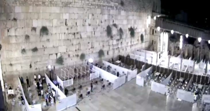 צילום: מצלמות הכותל, הקרן למורשת הכותל המערבי להבדיל מהאנרכיסטים: כ-200 משתתפים בלבד בקפסולות בתפילת הסליחות בכותל המערבי