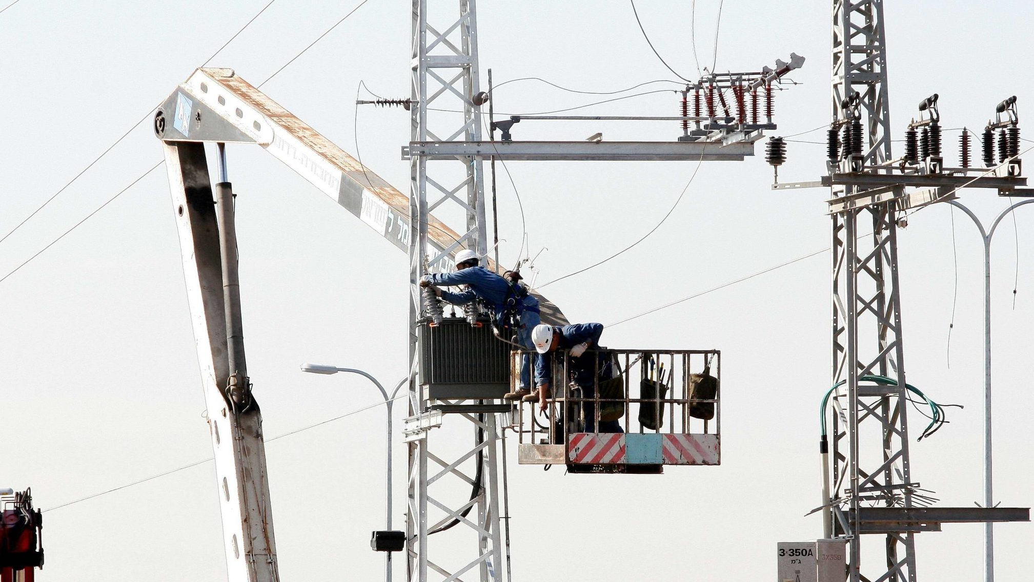 צילום: רוני שוצר, פלאש 90 חברת החשמל בתגובה להפסקות החשמל הרבות במהלך הלילה: