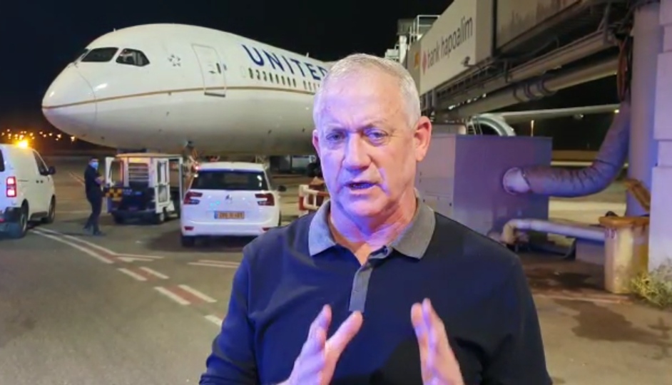 גנץ למעשה מודה: לא ידעתי אבל אני גאה שחתמתי | שר הביטחון צוחק על עצמו