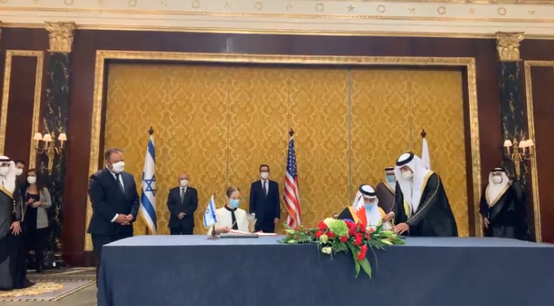 צילום: שגרירות ארה מעמד החתימה של ישראל ובחריין על הסכם הביניים לכינון יחסים דיפלומטיים | צפו