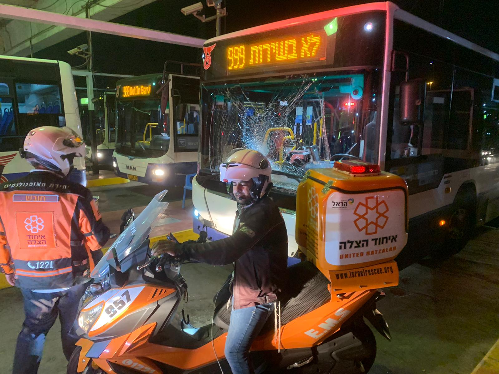 צילום: דוברות איחוד הצלה בן 50 נמחץ בין שני אוטובוסים בחניון בבני ברק