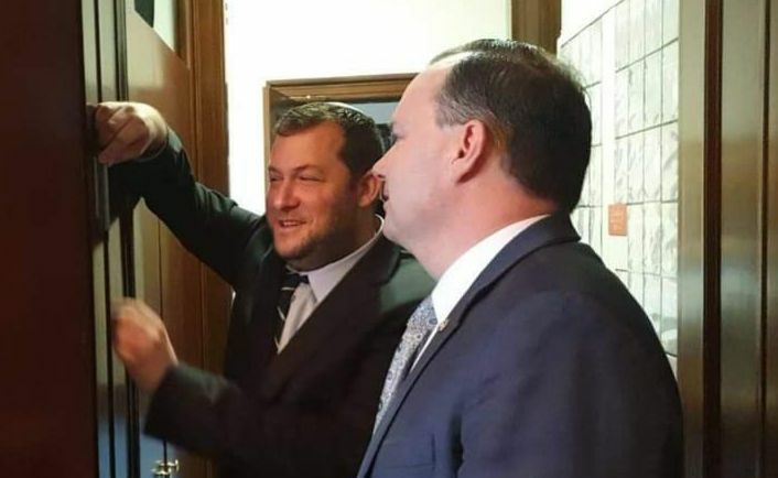 צילום: מועצה אזורית שומרון להחלמה מקורונה: ראש מועצת שומרון ביקש להתפלל עבור הסנאטור שביקש ממנו לקבוע לו מזוזה