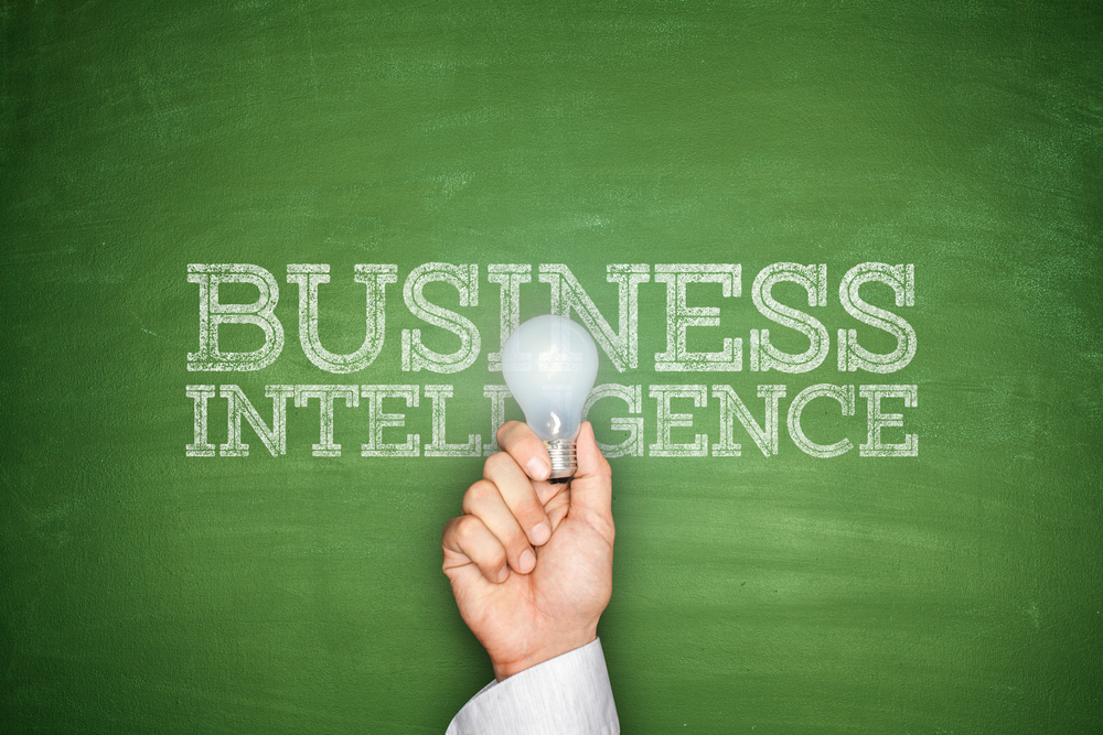 צילום: Business intelligence concept on blackboard with light bulb איך לשפר את מערך שירות הלקוחות באמצעות מערכת BI לעסק בהיקף בינוני