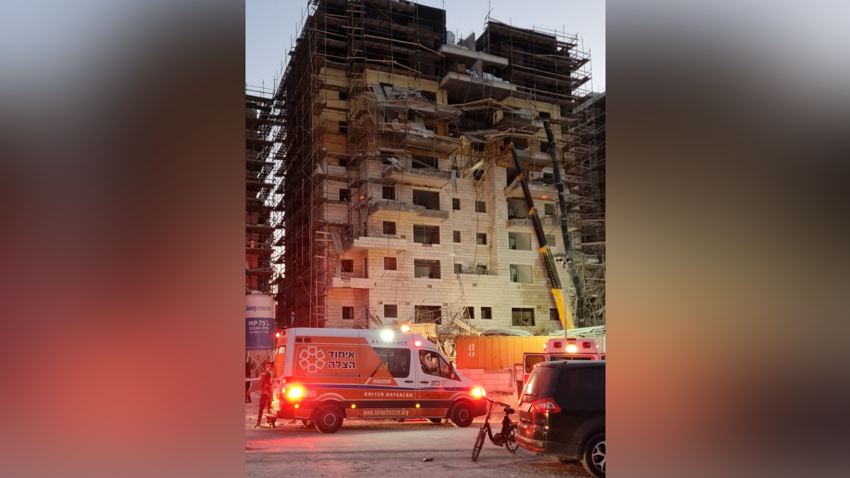 צילום: דוברות איחוד הצלה פצועים בקריסת פיגומים באתר בנייה בבית שמש – כוחות הוזעקו למקום