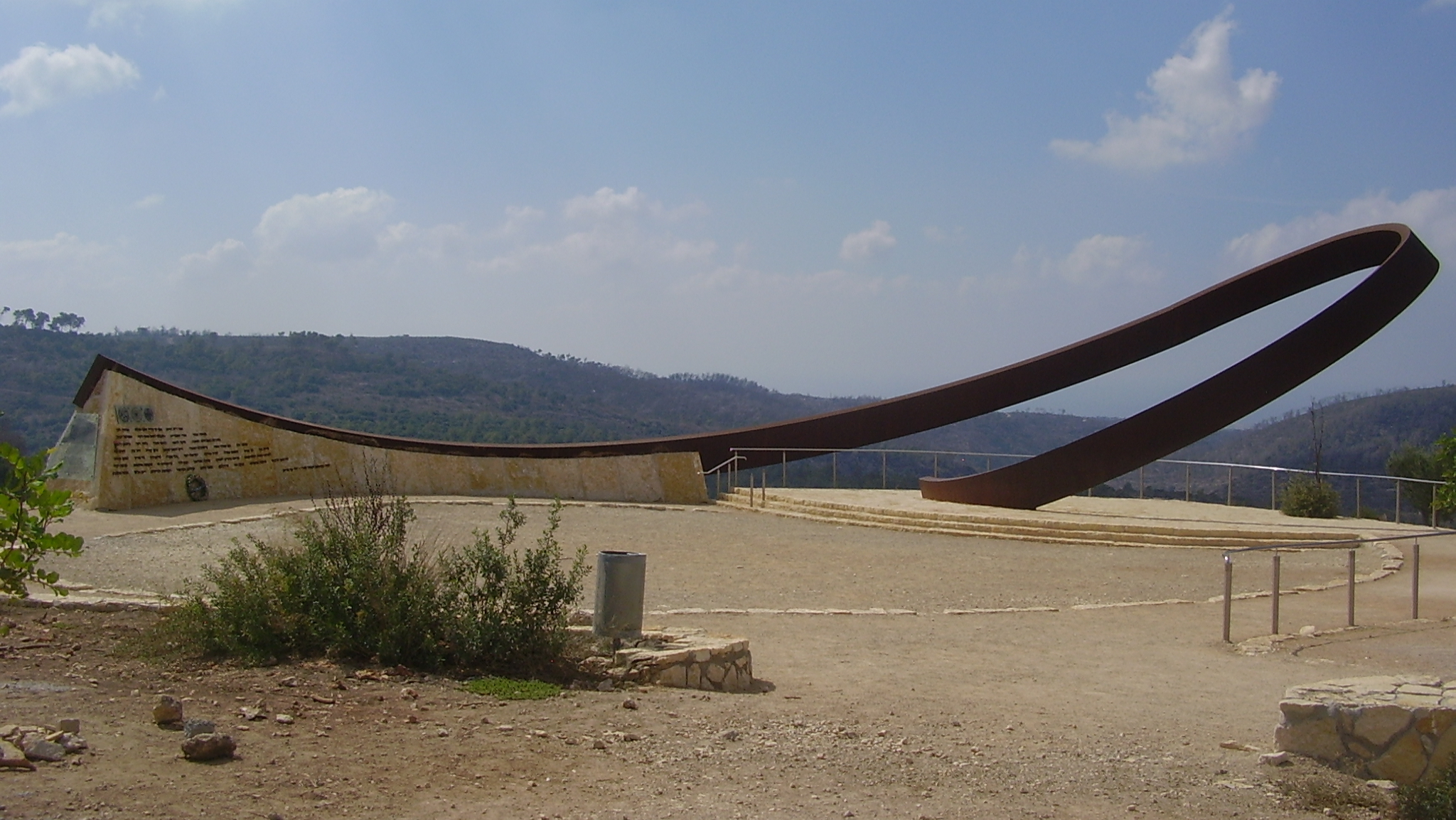 צילום: ד עשור לאסון הכרמל: מחר תתחיל עלייתן של המשפחות השכולות לאנדרטה