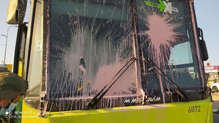 צילום: הצלה ללא גבולות יו פרסום ראשון: פצועים בפיגוע אבנים ובקבוקי צבע לעבר אוטובוס | לוחמינו מגבעתי עצרו חמישה מחבלים