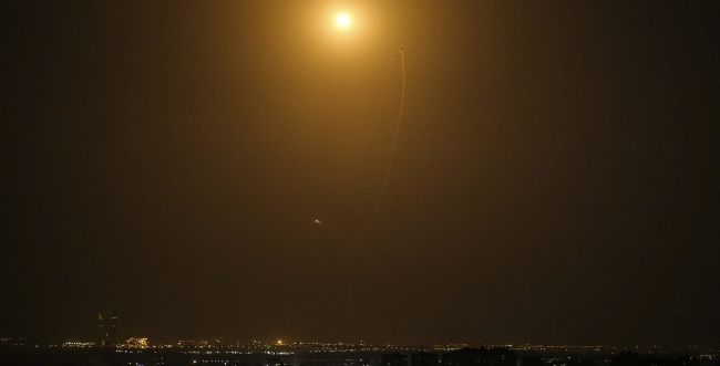 צילום: חסאן ג'די, פלאש 90 הנפילה בגזרת אשקלון: רקטה פגעה בסמוך למחסן במפעל