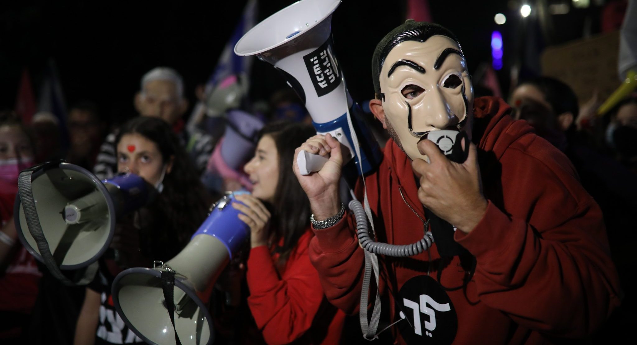צילום: הדס פרטוש, פלאש 90 האנרכיסטים בבלפור: פרצו מחסומים, השליכו חפצים ותקפו שוטרים