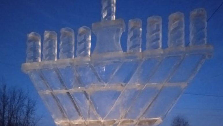 צפו בחנוכיה הענקית מקרח שהכינו חסידי חב