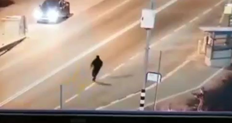 הלוחם שלא הגיב אחרי שהושלך לעברו בקת
