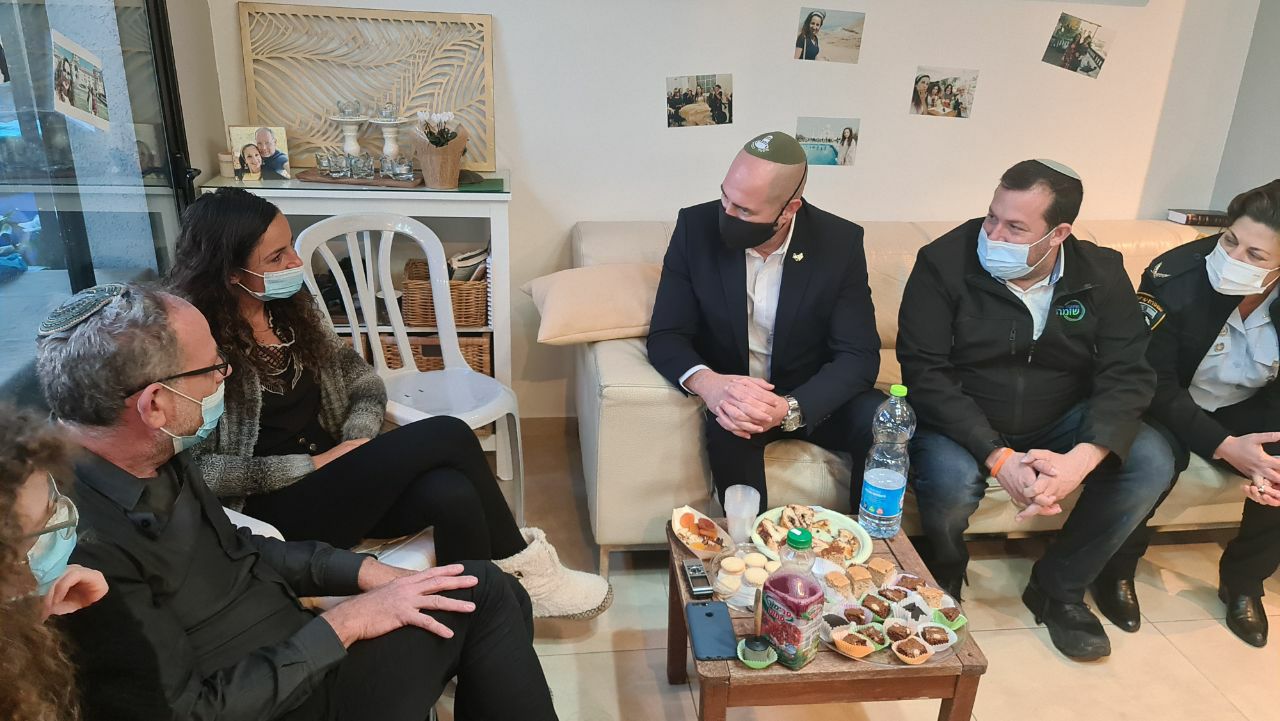 צילום: רועי חדי השר אוחנה בבית משפחת הורגן: