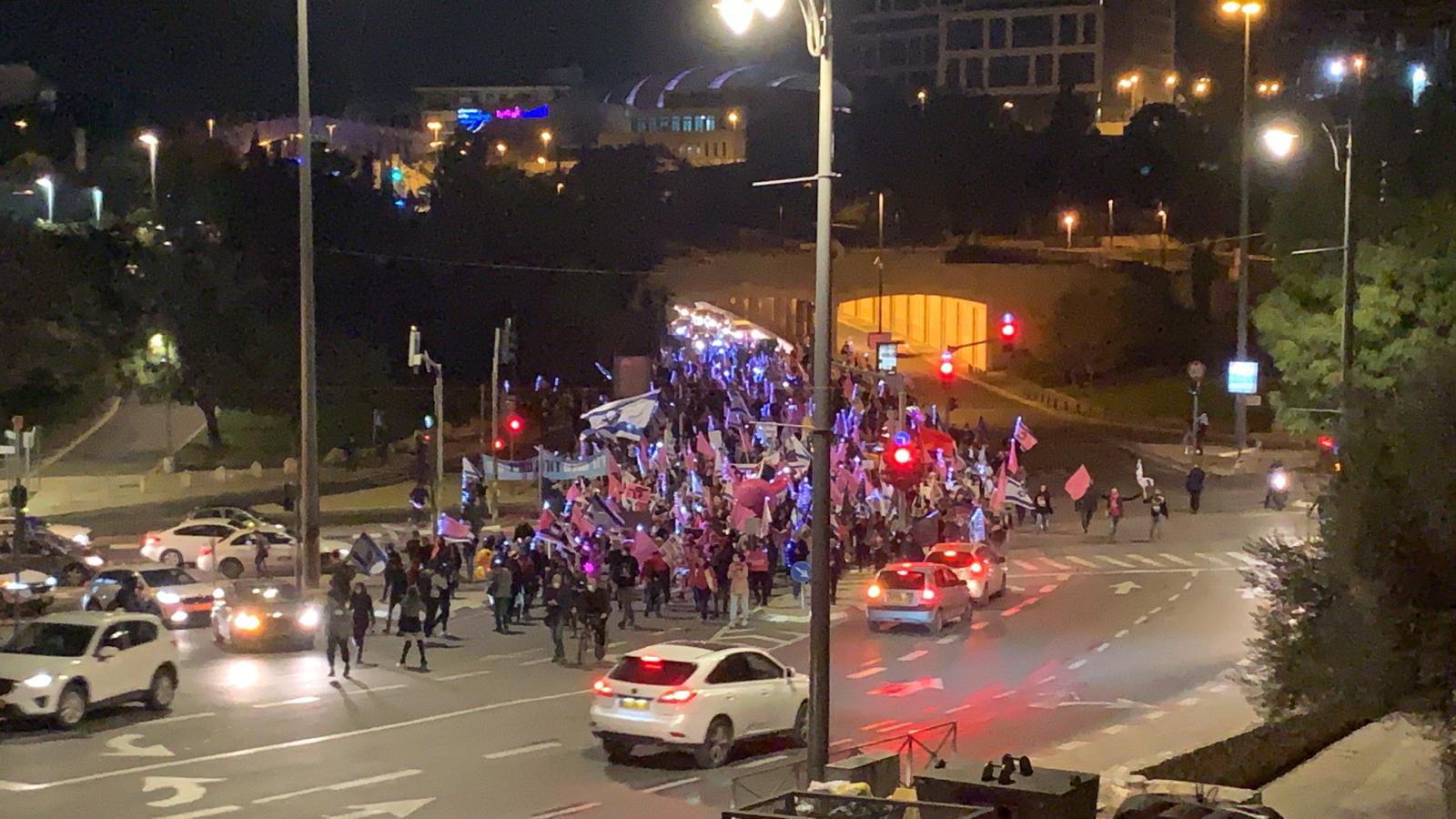 אנרכיסטי השמאל חוסמים כביש בירושלים והנהגים זועמים – אין משטרה במקום | צפו