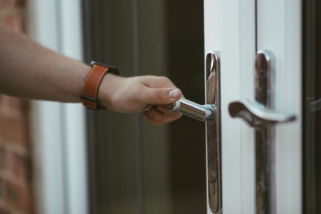 צילום: freepik הדלת טרוקה? פורץ דלתות לשירותכם גם ברגעים הקשים