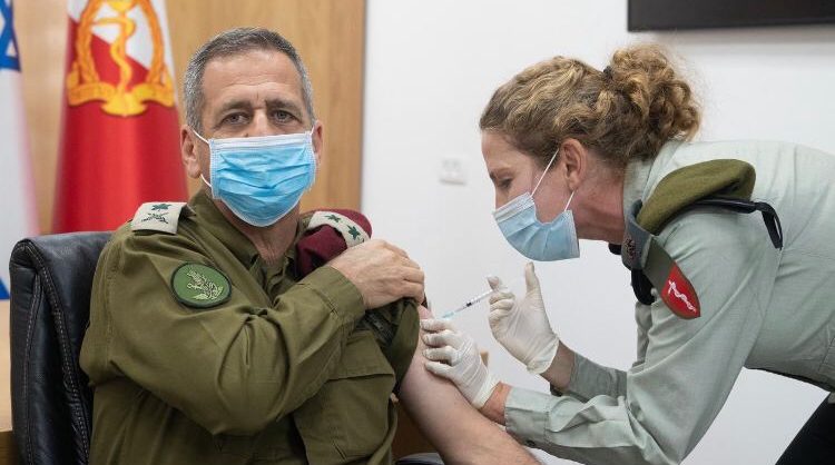 צילום: דובר צה״ל הרמטכ״ל לאחר שהתחסן נגד הקורונה: ״קורא לכלל חיילי צה״ל להתחסן״