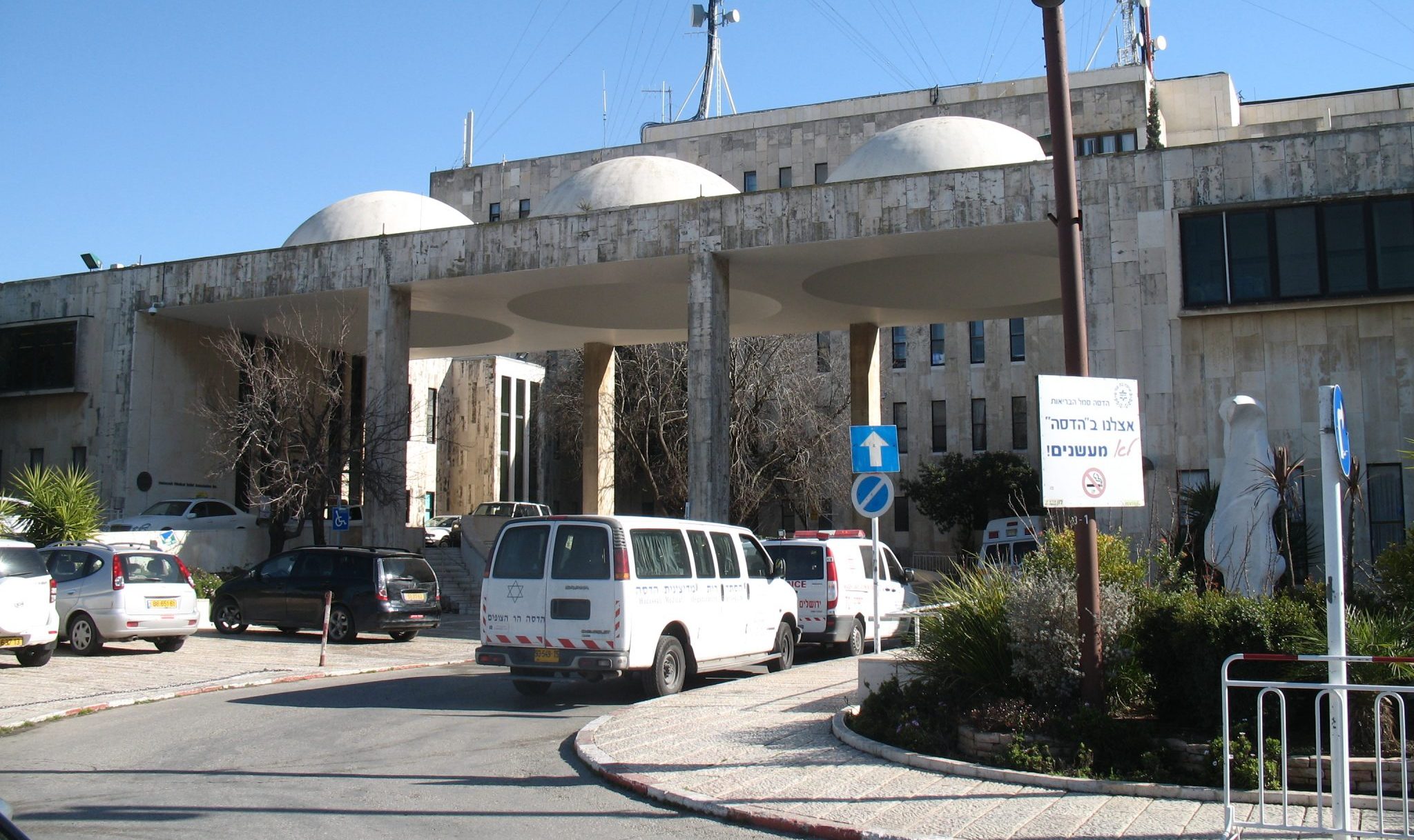 צפו בתיעוד: מחבלי עיסאוויה משליכים בקבוקי תבערה על ביה"ח הדסה הר הצופים