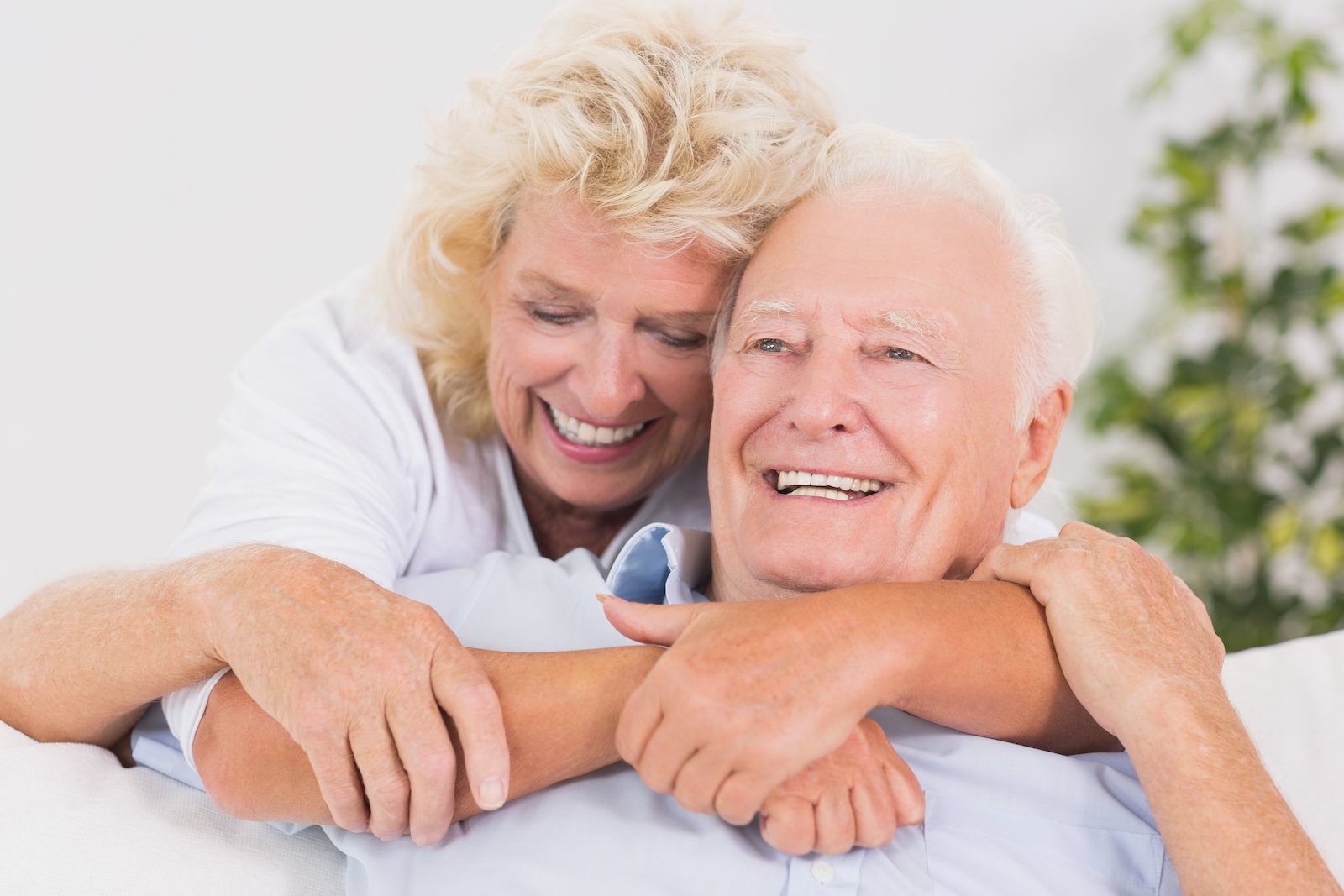 צילום: Lovely old couple portrait sitting on the sofa לחצן מצוקה – להרגיש הכי מוגנים בעולם עם My Doctor