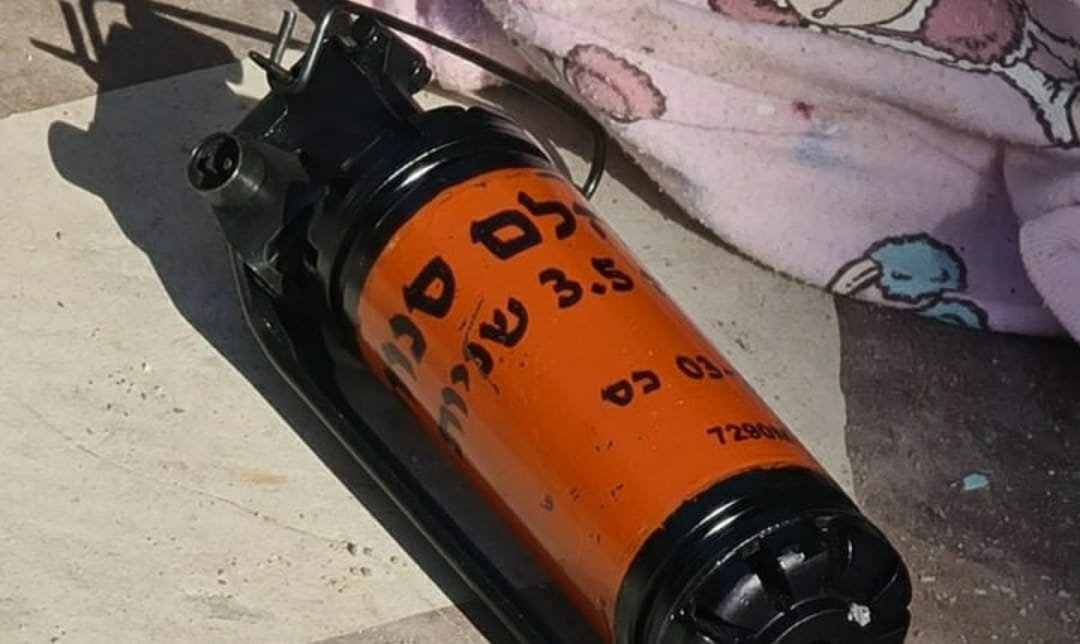 צילום: דוברות המשטרה רימון הלם הושלך לעבר ביתו של איש עסקים מוכר המתגורר בכפר שמריהו