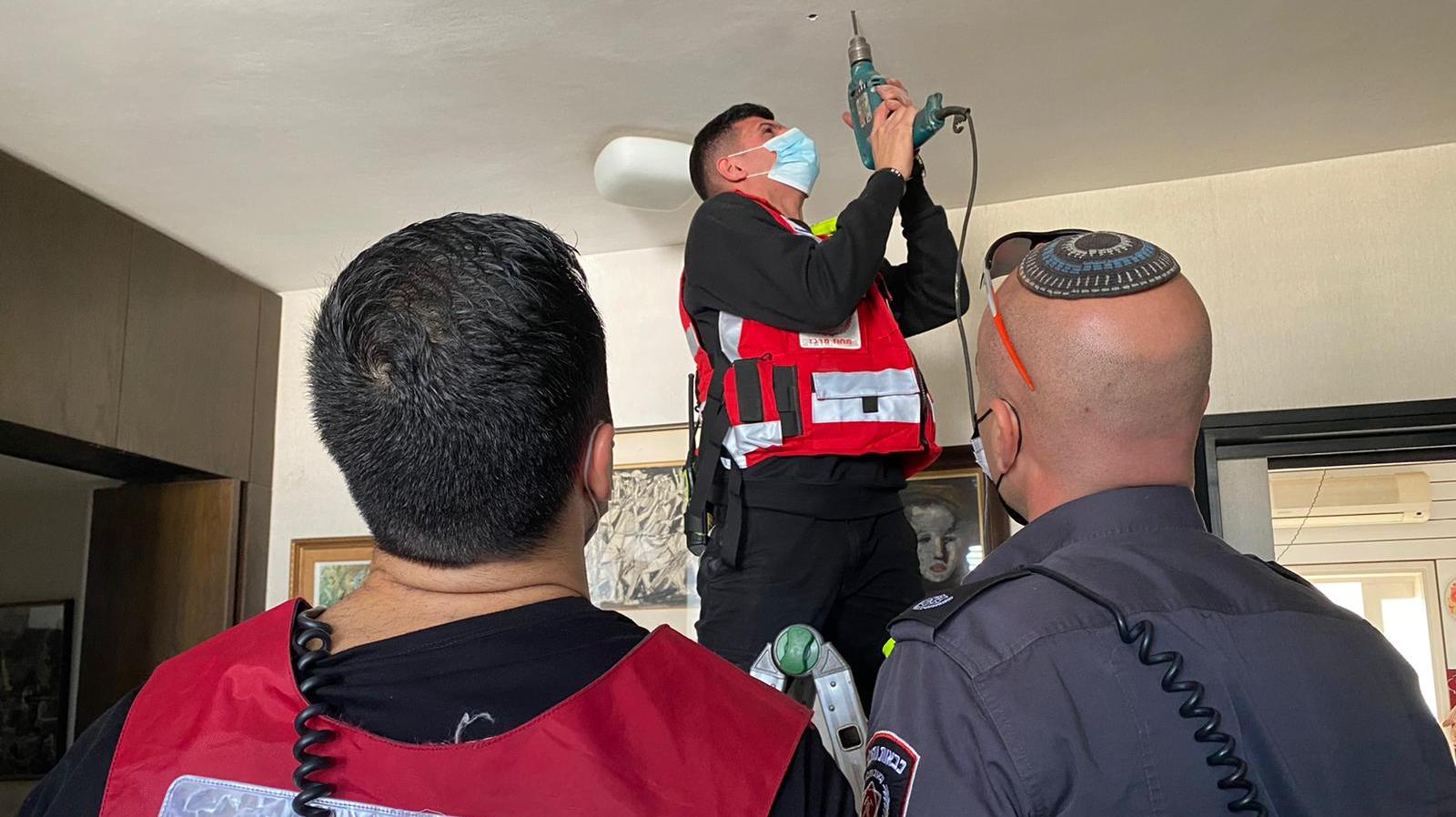 צילום: עומר שפירא, יחידת ההסרטה כב מחמם את הלב: לוחמי אש מתחנת פתח תקווה התקינו גלאי עשן בבתי ניצולי שואה | צפו