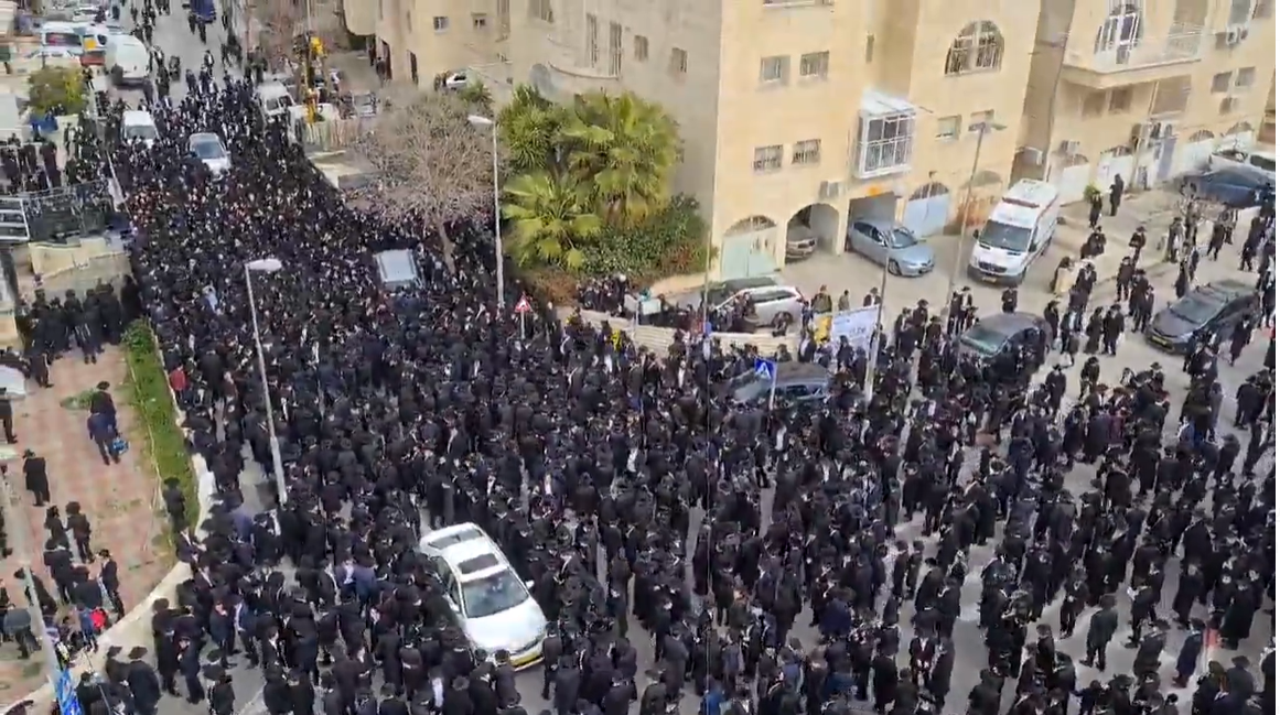 בניגוד לתקנות: אלפים מלווים את ארונו של הרב סולובייצ'יק שמובא למנוחות בירושלים