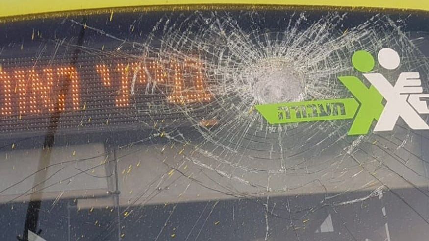 צילום: תושבים טרור ללא סוף: שמשת אוטובוס נופצה בפיגוע אבנים בגוש עציון