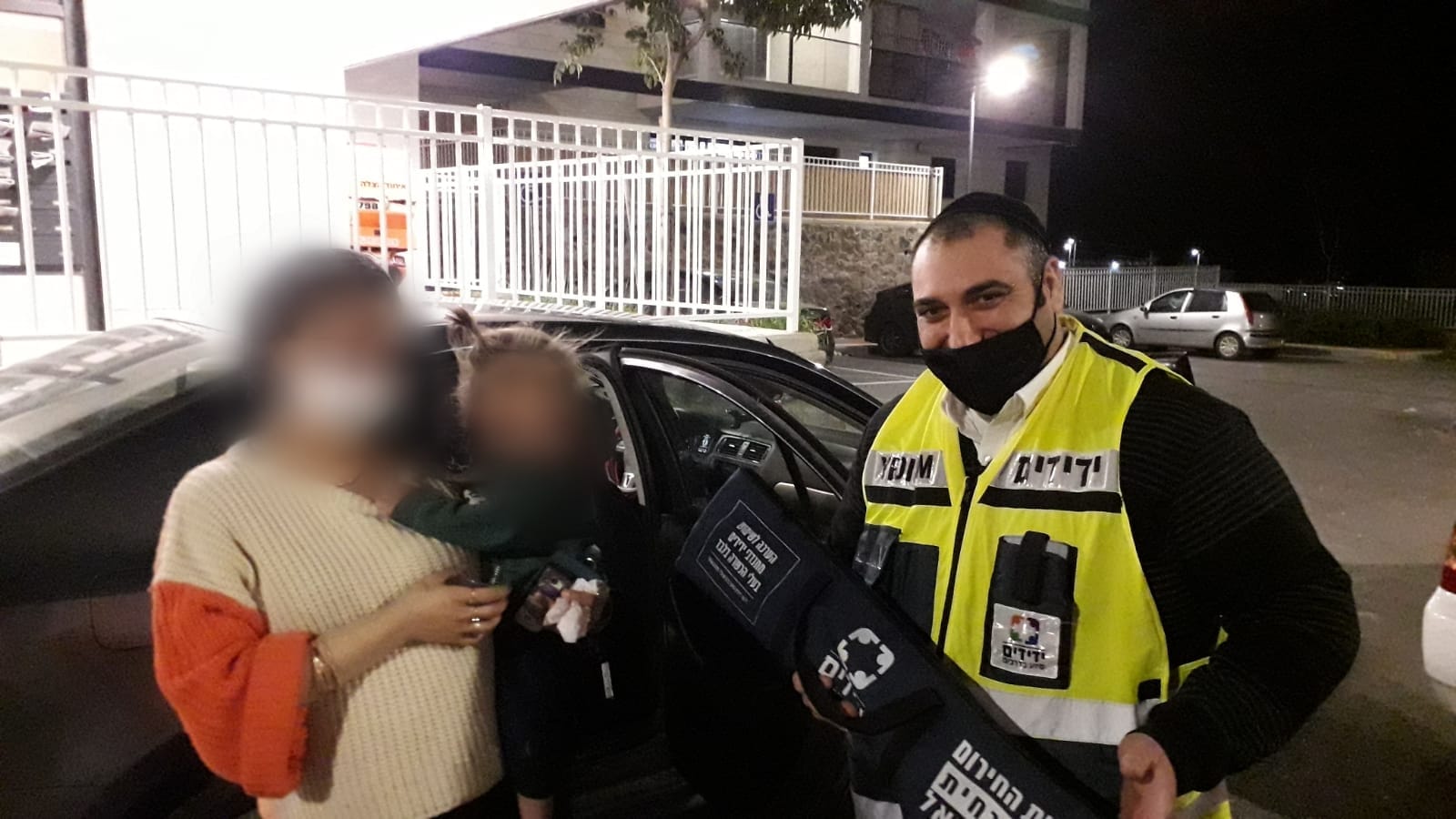 צילום: ידידים חולץ תינוק שננעל בשגגה ברכב בטבריה – מצבו טוב