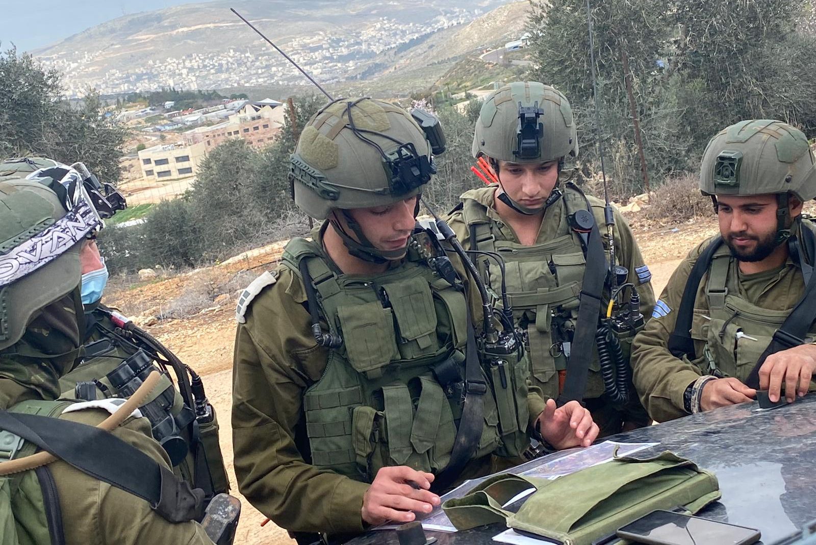 צילום: דובר צה״ל סמ״פ המסייעת בגדוד 12: ״נעצרו משליכי בקת״בים משכם. נמשיך להגן על השומרון בגאווה״
