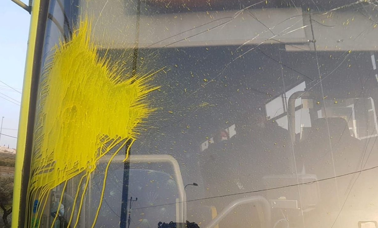 צילום: תושבים הטרור בארצנו: מחבלים השליכו בקבוק צבע לעבר אוטובוס נוסע סמוך לחיזמא