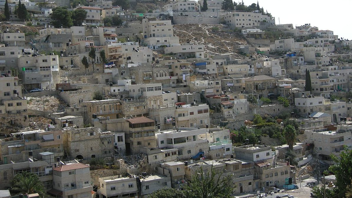 צילום: ויקיפדיה מתפרעים ערבים משליכים אבנים ויורים זיקוקין לעבר שוטרים בכפר השילוח
