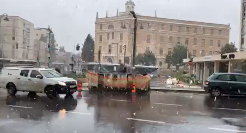 השלג הגיע לירושלים: פתיתים ראשונים יורדים בבירה | צפו