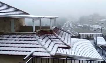 לבן ומהמם | צפו בשלג שיורד כעת בצפת