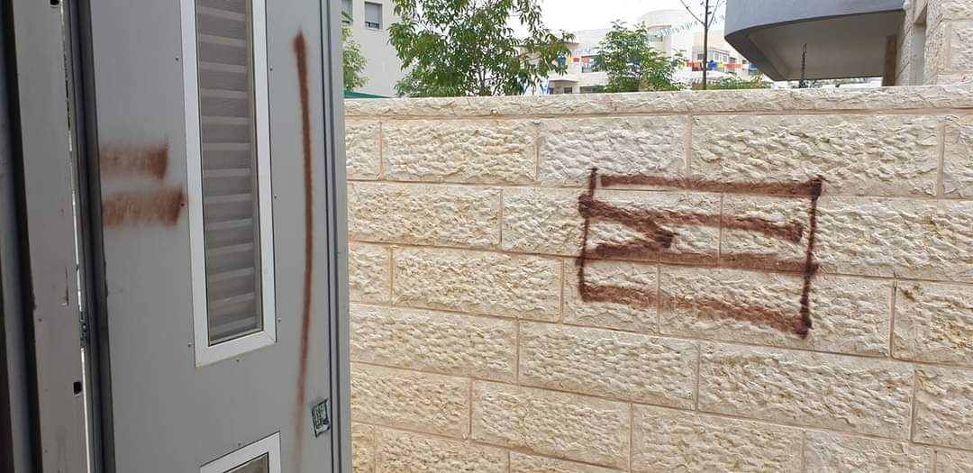 מרתיח: דגל הרשות רוסס על גדר ודלת בשכונה במודיעין | צפו