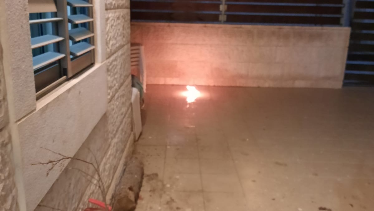 צילום: 0404 ערבים תקפו בבקבוקי תבערה בית יהודי במעלה הזיתים בירושלים | צפו