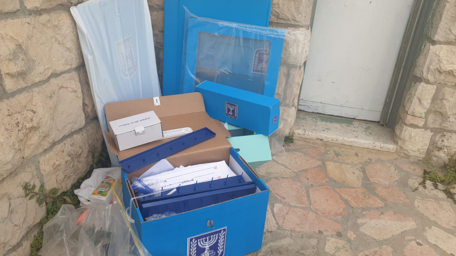 צילום: אלי יצחקי קלפי עם כלל הציוד הנלווה נמצאה זרוקה בירושלים | צפו