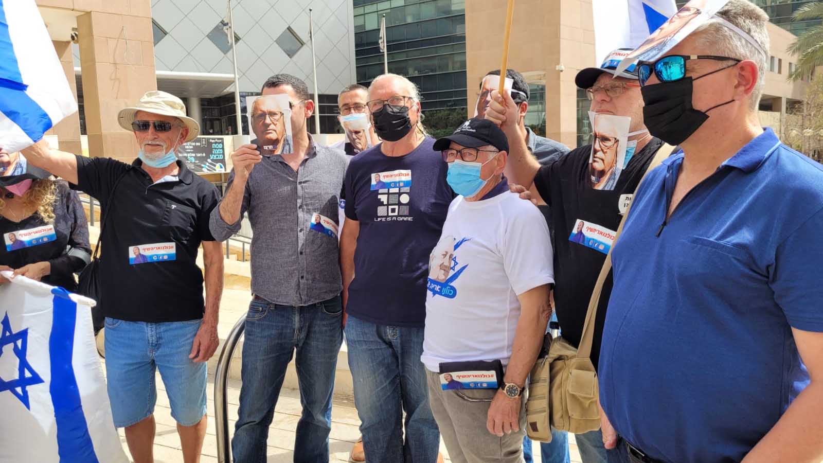 צילום: תנועת חבושים במסכות של אריה שיף מחוץ לדיון בביהמ