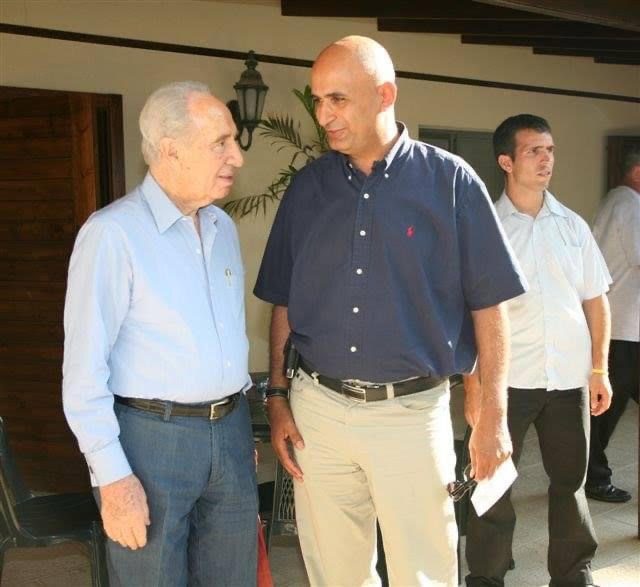 צילום: נחמיה רייבי עם שמעון פרס ז נחמיה רייבי – כיצד אפשר לשפר את ההתיישבות בישראל?