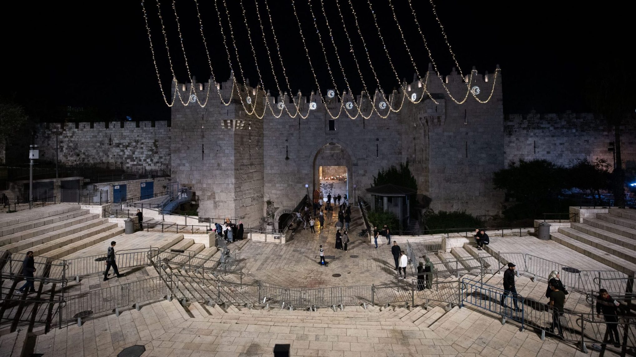 צילום: יונתן סינדל, פלאש 90 ערבים תקפו שוטרים בשער שכם בירושלים, שלושה נעצרו