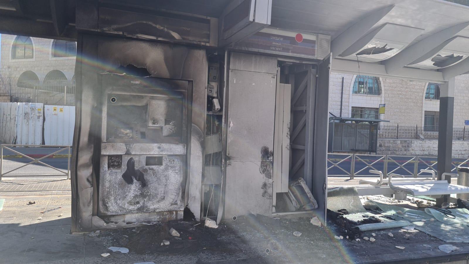 מתפרעים שרפו את תחנות הרכבת הקלה בשבת – שירות הרכבות הופסק