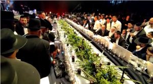 מאות בני משפחות ההרוגים במעמד כתיבת 45 ספרי תורה לעילוי נשמת יקיריהם | צפו