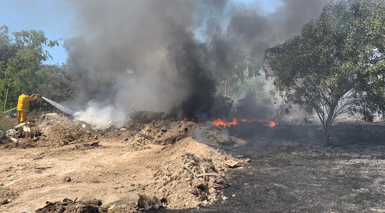 צילום: כב כוחות כיבוי ממשיכים לפעול בשריפה בקריית ביאליק – צפויות שעות בערה רבות