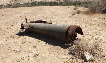 צילום: אמיל אלייב
רסיס רקטה ישנה אותר סמוך לשכונת מגורים בבאר שבע