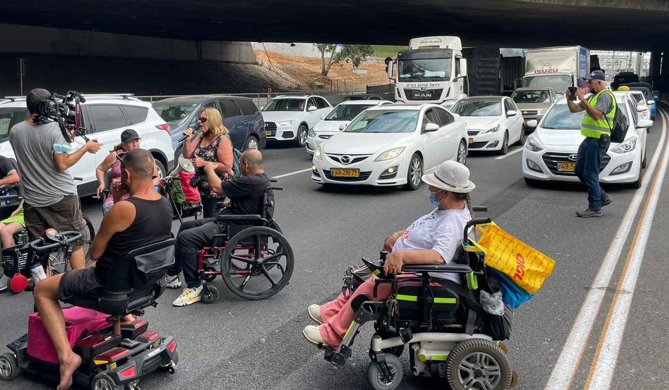 צילום: קבוצות מחאת הנכים מחאת הנכים: עשרות חסמו את נתיבי איילון