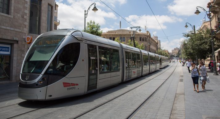 צילום: יונתן סינדל, פלאש 90 מאבטחים ירו באוויר לאחר שהחלה התקהלות סביבם בעת שביקשו לבדוק חשוד ברכבת הקלה