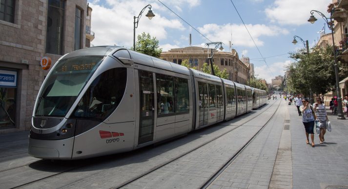 בשל תאונת דרכים: תנועת הרכבת הקלה סמוך לגבעת התחמושת בירושלים הופסקה לשני הכיוונים