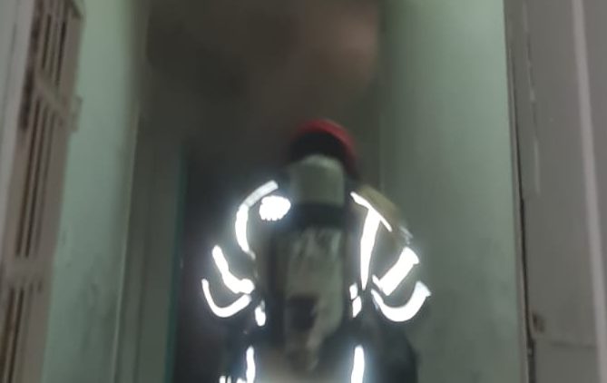 צילום: דוברות כבאות והצלה השריפה בחיפה: שני לכודים חולצו – סריקות אחר נוספים