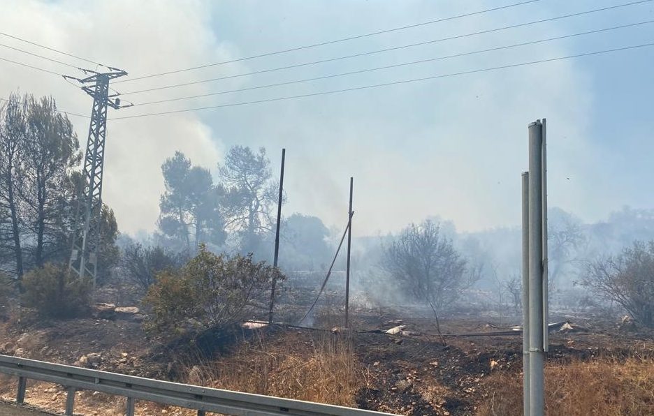 השריפה בשורש – למניעת סכנת התחשמלות: חברת החשמל ניתקה את הקו המזין את היישובים