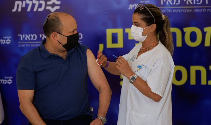 צילום: אוליבייה פיטוסי, פלאש 90 בנט קיבל את החיסון השלישי בבית החולים מאיר: