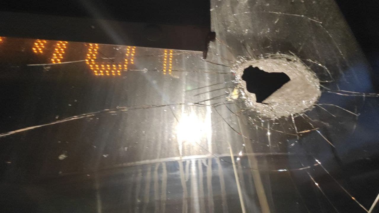 צילום: הצלה ללא גבולות יו נפגעת חרדה בפיגוע אבנים בשומרון – נזק נגרם לאוטובוס